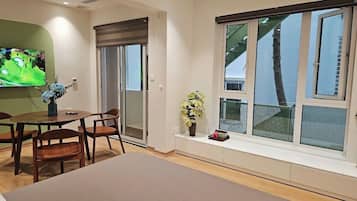 Estudio Deluxe, vistas al jardín | Escritorio, espacio para trabajar con un portátil, wifi gratis