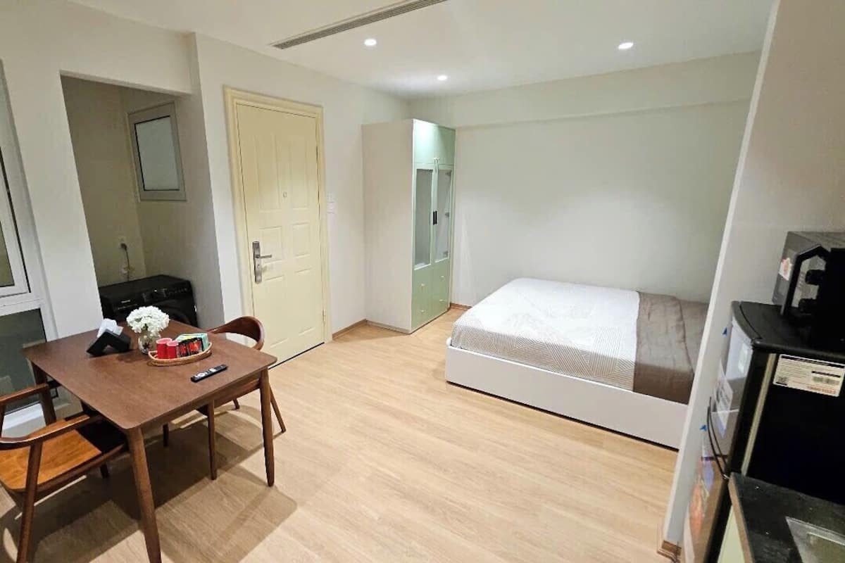 Superior Studio | Desk, laptop workspace, free WiFi