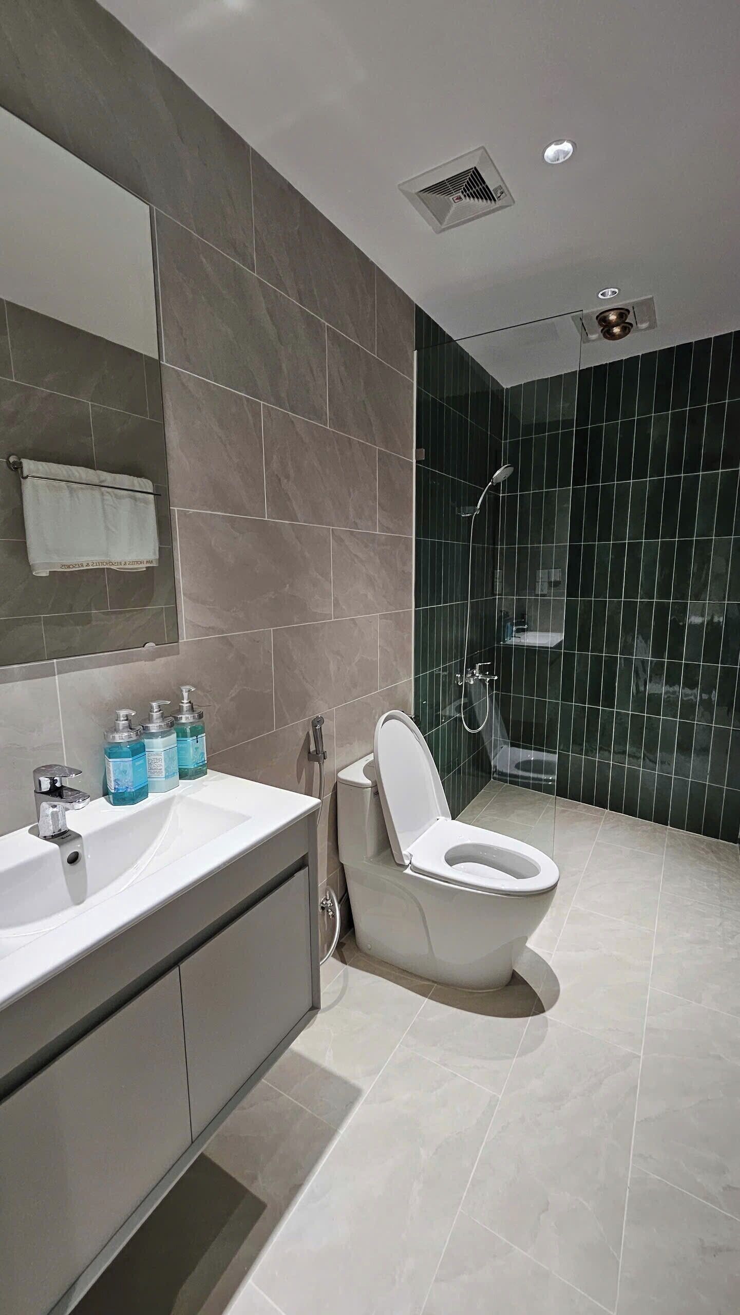 Deluxe Apartment, Balcony, Courtyard View | Bathroom | Shower, free toiletries, towels, soap