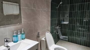 Deluxe Apartment, Balcony, Courtyard View | Bathroom | Shower, free toiletries, towels, soap