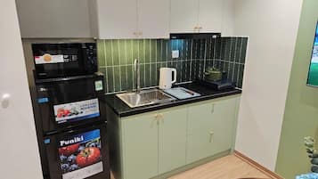 Deluxe Studio, Garden View | Private kitchen