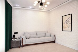 Suite Deluxe, vista al parque | Área de sala de estar | Impresora 