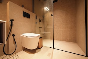 Dusche, kostenlose Toilettenartikel, Haartrockner, Hausschuhe