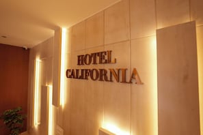 Una pared con las palabras 'HOTEL CALIFORNIA' iluminadas.