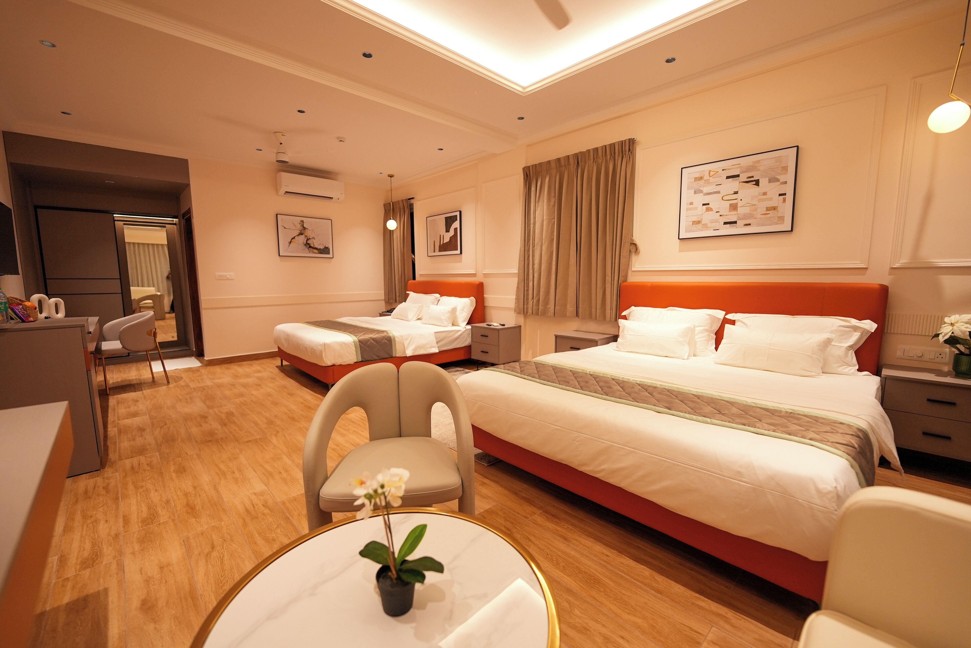 Suite | Desk, laptop workspace, iron/ironing board, free WiFi