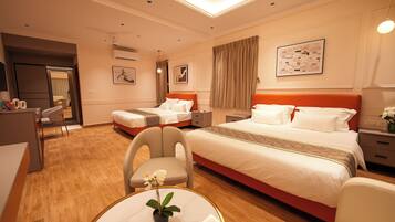 Suite | Desk, laptop workspace, iron/ironing board, free WiFi