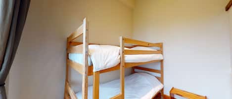 2 bedrooms, travel cot, free WiFi, bed sheets