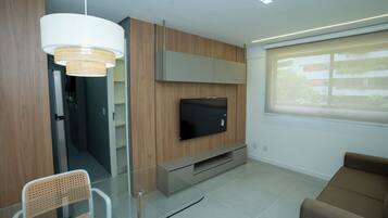 Apartamento conforto, vista para a cidade | Área de estar | TV LED 32 polegadas com canais digitais, Netflix, serviços de streaming
