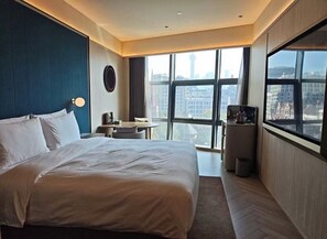 Habitación panorámica doble, vistas a la ciudad | Edredones de plumas, minibar con artículos gratuitos, wifi gratis