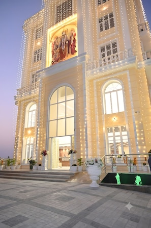A large building with a grand entrance, multiple windows, and a balcony. - Sawarthia Sewa Sadan Ayodhya (Faizabad)