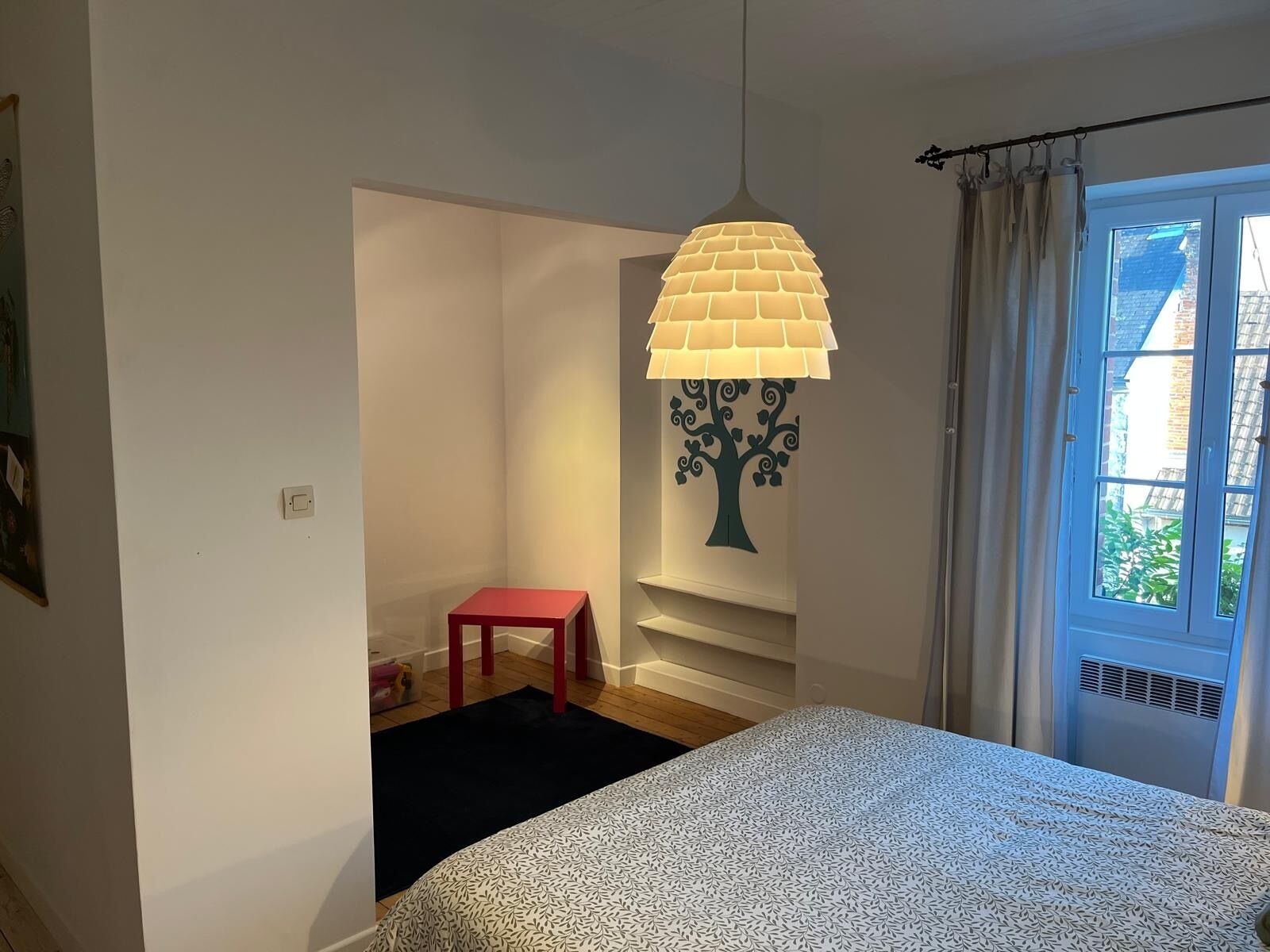 2 slaapkamers, een bureau, een strijkplank/strijkijzer, reisbedje