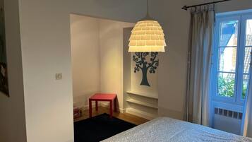 2 slaapkamers, een bureau, een strijkplank/strijkijzer, reisbedje