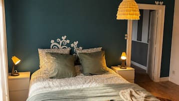 2 Schlafzimmer, Schreibtisch, Bügeleisen/Bügelbrett, Reisekinderbett