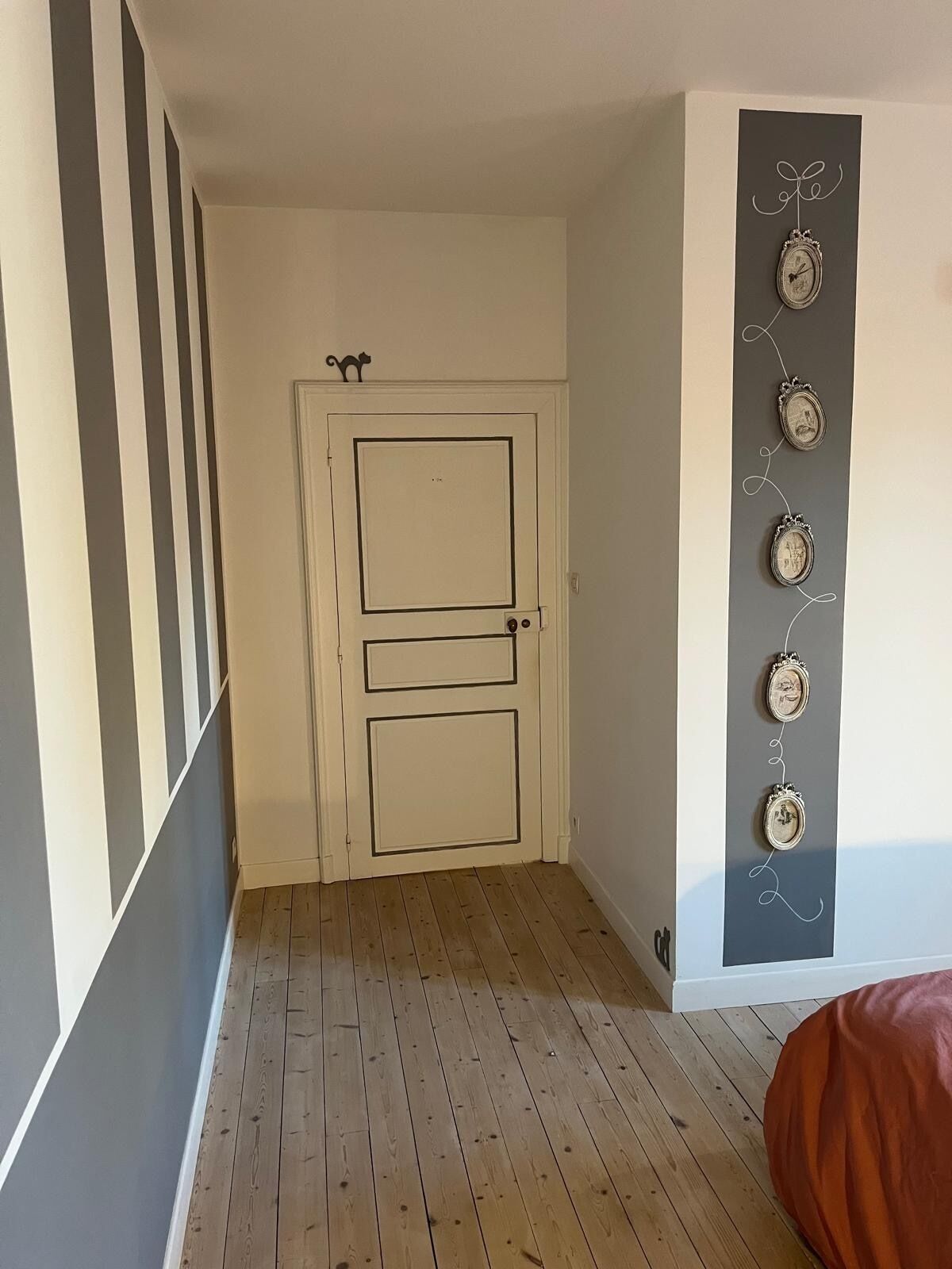 2 bedrooms, desk, iron/ironing board, travel cot