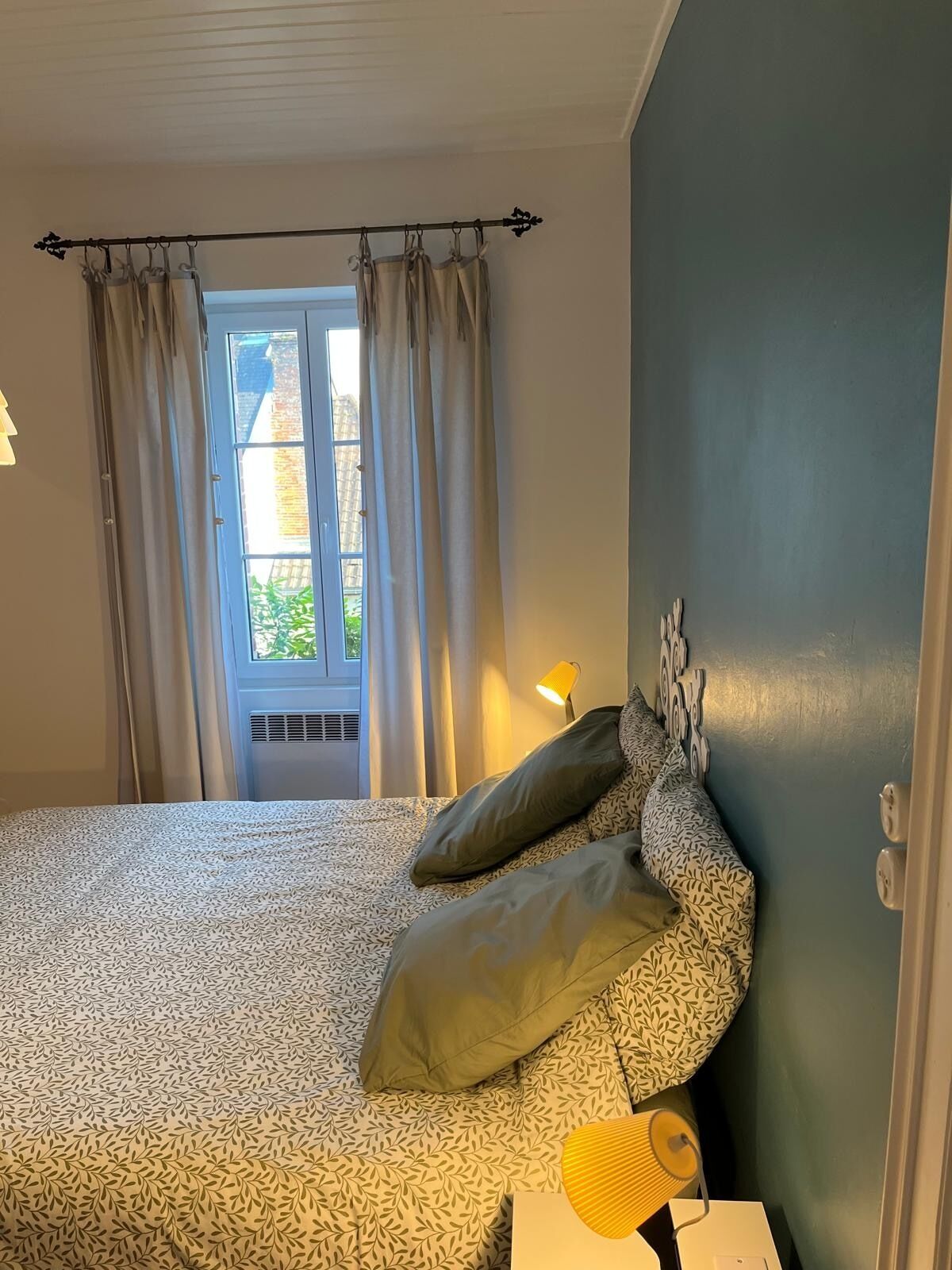 2 bedrooms, desk, iron/ironing board, travel cot