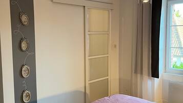 2 chambres, bureau, fer et planche Ă repasser, lit parapluie
