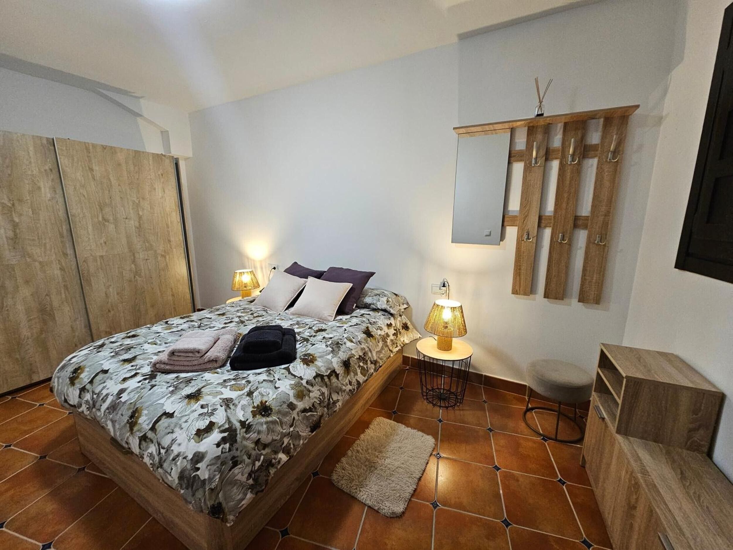 2 dormitorios, tabla de planchar con plancha, wifi y ropa de cama