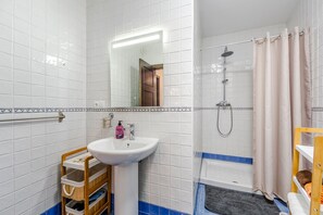 Een douche, een haardroger, handdoeken