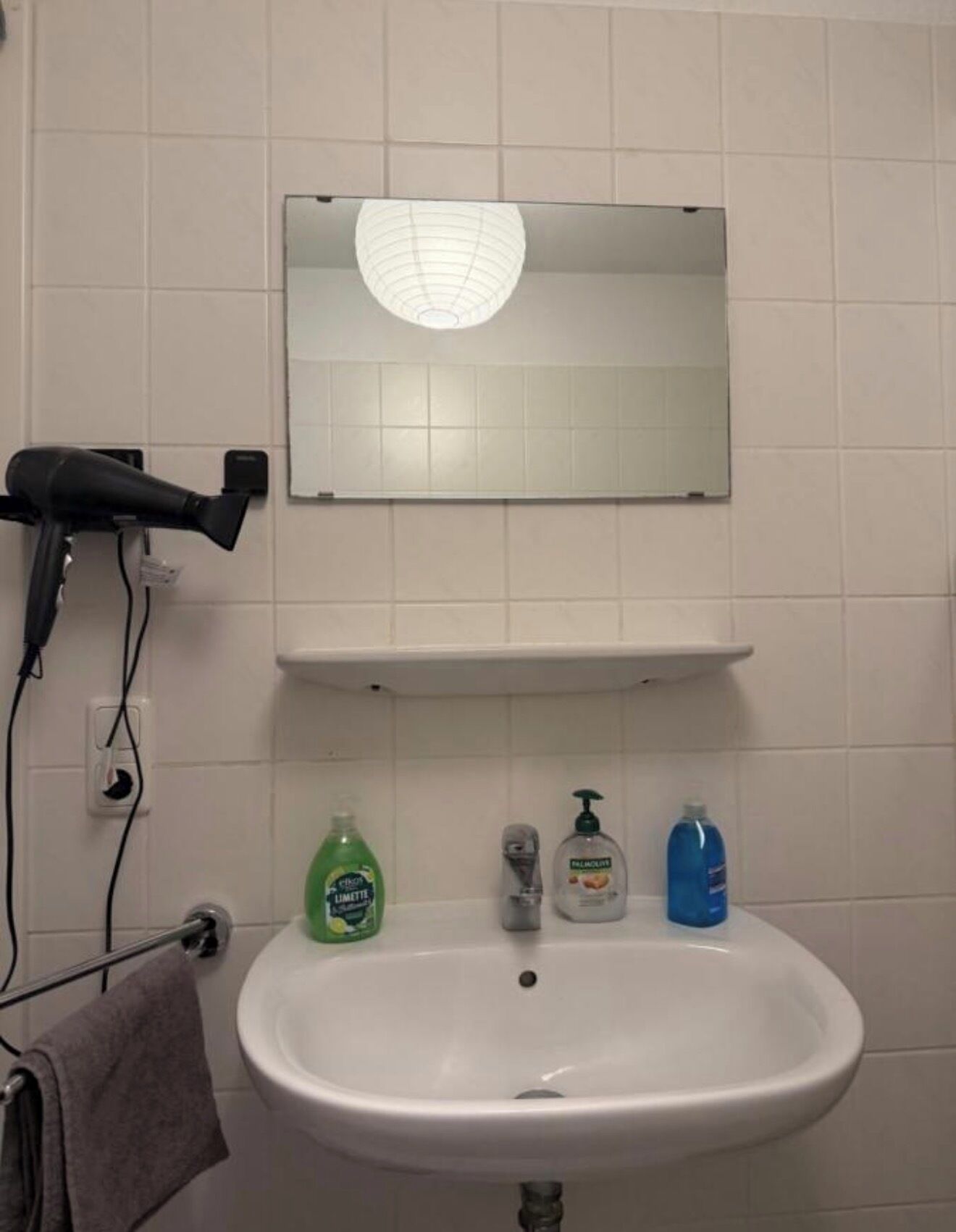 Haartrockner, Handtücher, Seife, Toilettenpapier