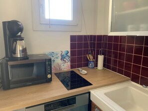 A kitchen with a microwave, coffee maker, and a dishwasher. - Apartment close to Quiberon's long beach and Thalasso spa (Quiberon)