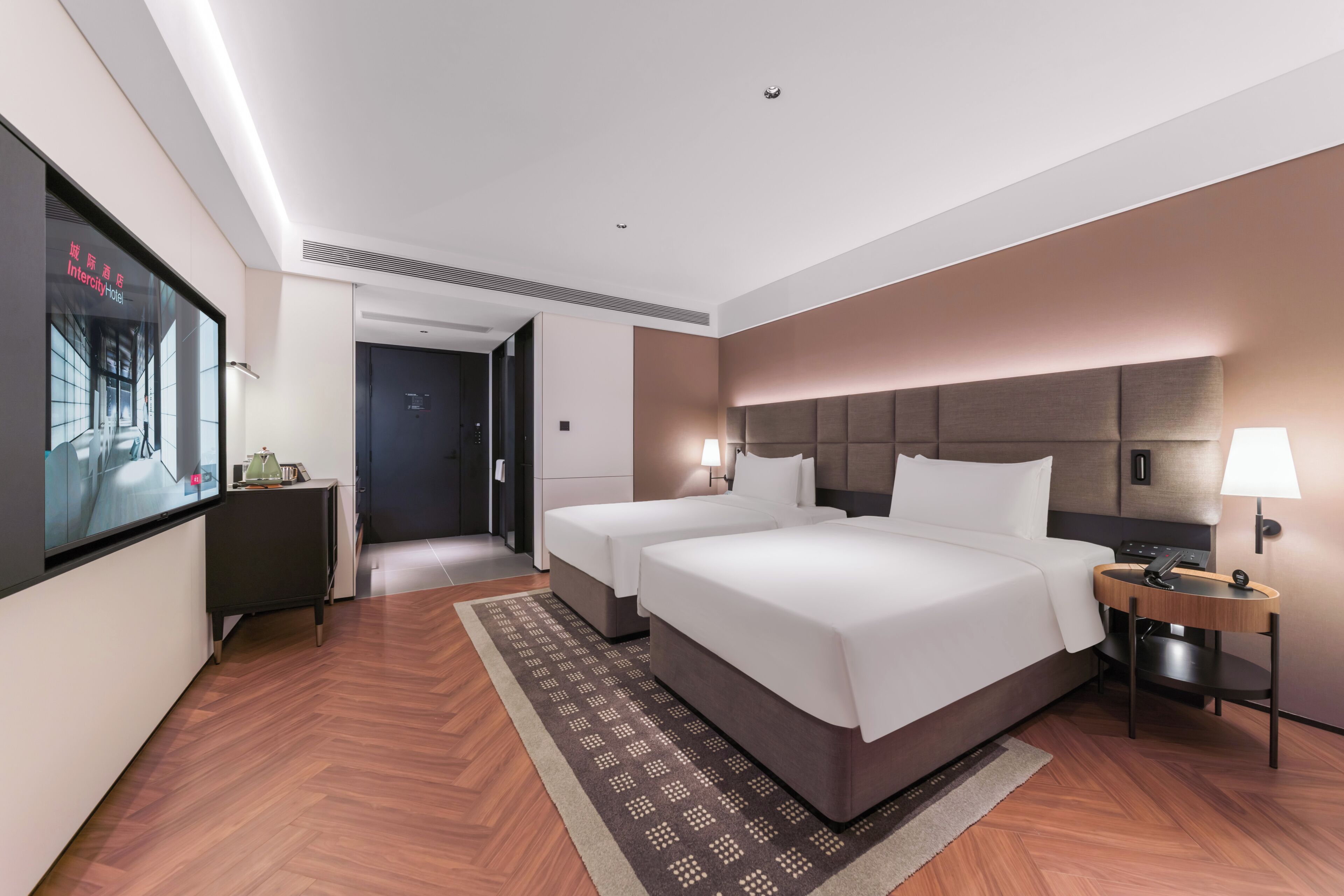 Deluxe Twin Room | Dundyner, memory foam-senger, minibar og skrivebord