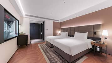 Deluxe Twin Room | Dundyner, memory foam-senger, minibar og skrivebord