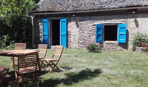 Outdoor dining - Holiday Home 'Gîte La Bergerie De Louisa' with Wi-Fi (Marvejols)