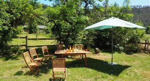 Outdoor dining - Holiday Home 'Gîte La Bergerie De Louisa' with Wi-Fi (Marvejols)