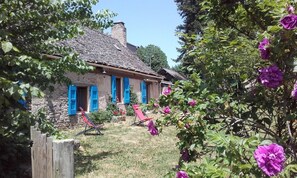 Property grounds - Holiday Home 'La Bergerie De Louisa' with Wi-Fi (Marvejols)