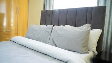 3 bedrooms, iron/ironing board, internet, bed sheets