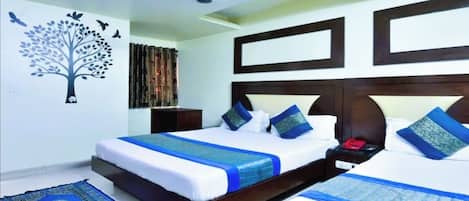 Escritorio, wifi gratis y ropa de cama