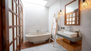Villa, 2 chambres, balcon, vue sur la piscine | Salle de bain | Articles de toilette (gratuits), séchoir à cheveux, serviettes fournies