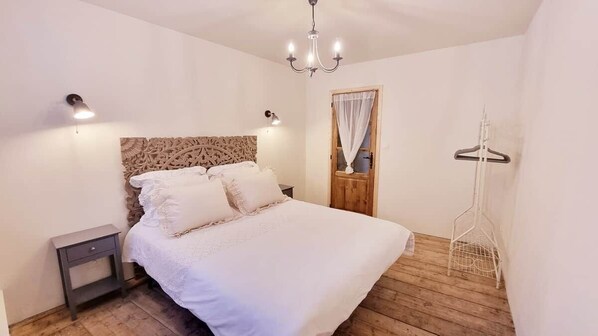 Iron/ironing board, WiFi, bed sheets