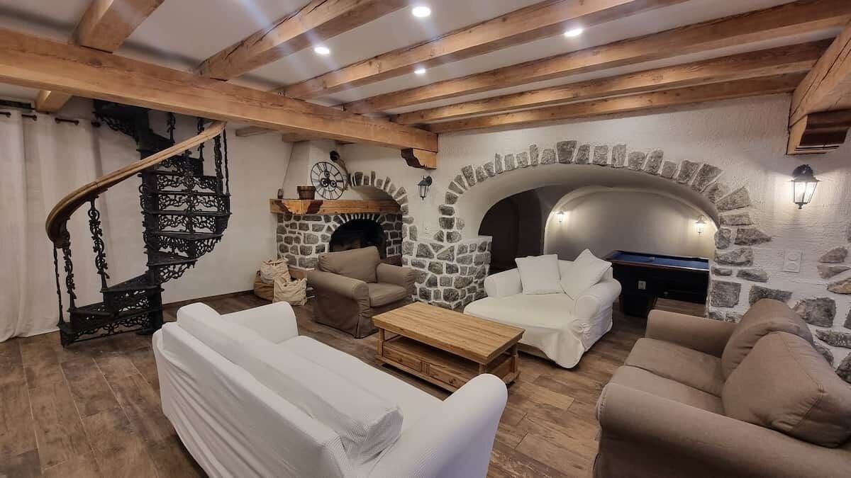 TV, fireplace