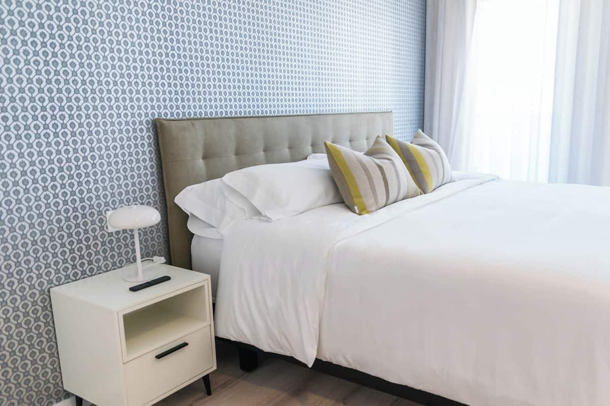Apartamento Ourense, 3 habitaciones, 2 baños + aseo | Tallelokero huoneessa, pimennysverhot, silitysrauta/-lauta