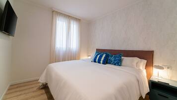 Apartamento Ourense, 2 habitaciones, 2 baños | In-room safe, blackout drapes, soundproofing, iron/ironing board