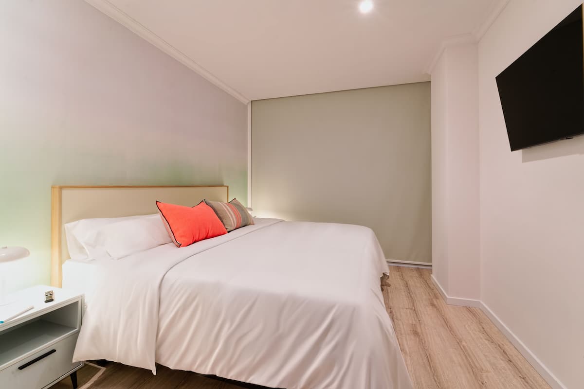 Apartamento Ourense, 2 habitaciones, 2 baños | Tallelokero huoneessa, pimennysverhot, silitysrauta/-lauta