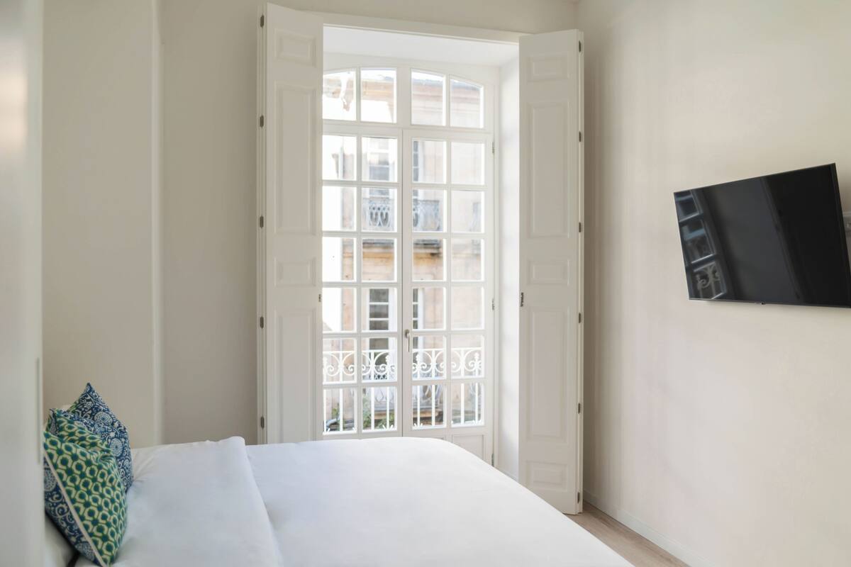 Apartamento Ourense, 2 habitaciones, 3 baños | Tallelokero huoneessa, pimennysverhot, silitysrauta/-lauta