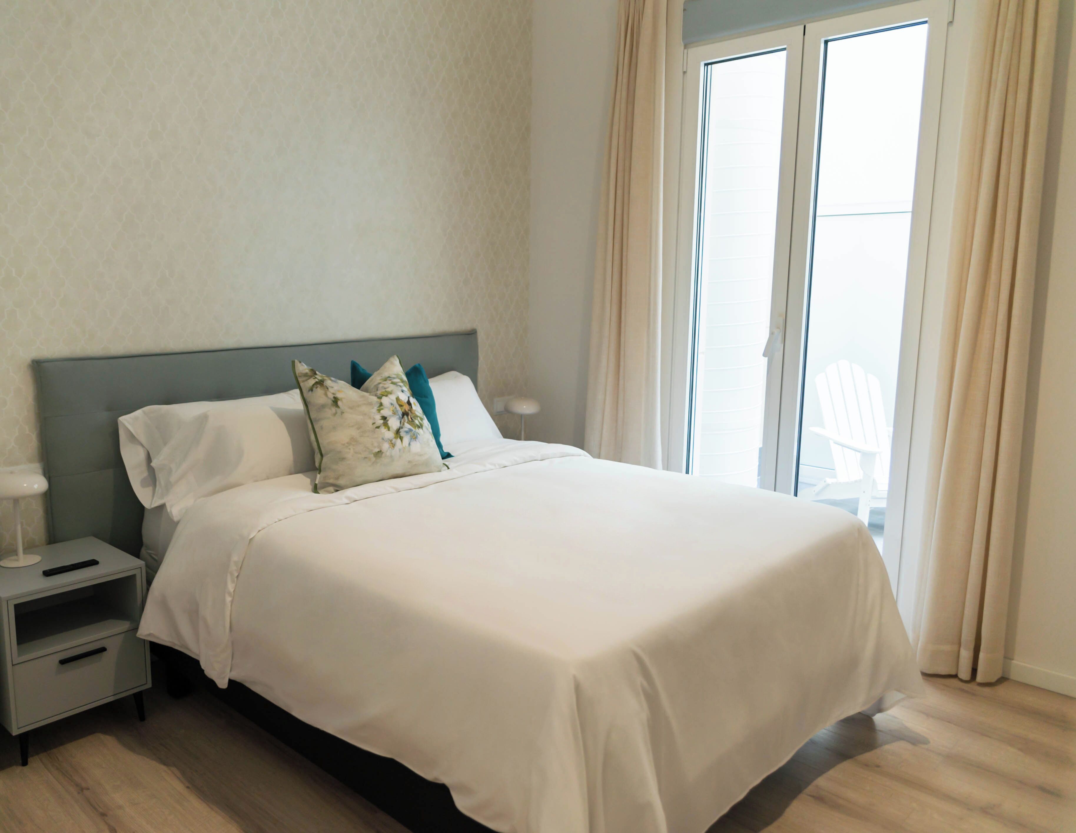 Appartement | Een kluis op de kamer, verduisterende gordijnen