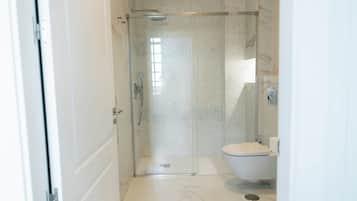 Apartamento Ourense, 2 habitaciones, 3 baños | Bathroom | Shower, hair dryer, towels, soap