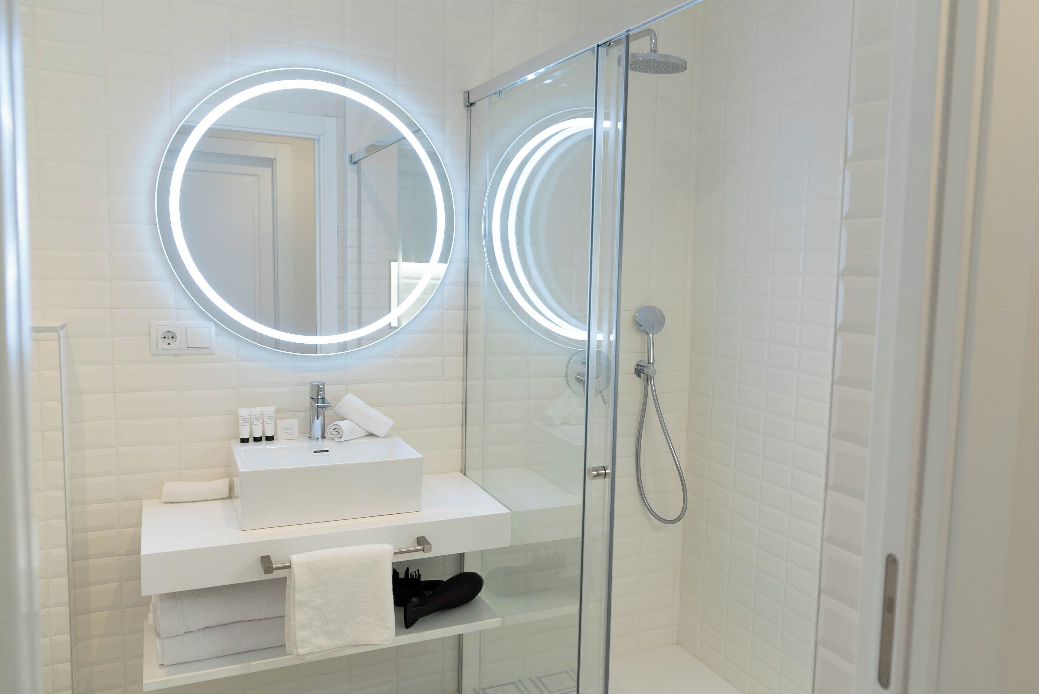 Appartement | Badkamer | Een douche, een haardroger, handdoeken, zeep