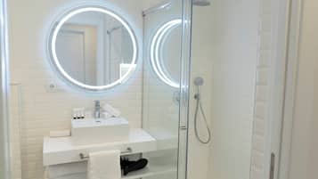 Appartement | Badkamer | Een douche, een haardroger, handdoeken, zeep
