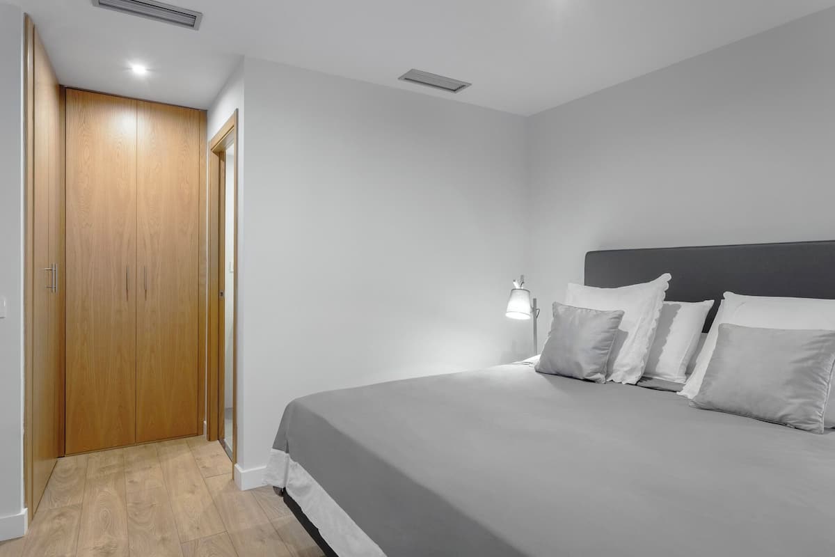 Apartamento Malasaña, 2 habitaciones, 2 baños | Cofres nos quartos, cortinas blackout, ferros/tábuas de passar roupa