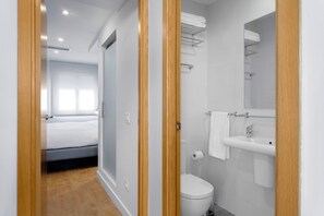 Apartamento Malasaña, Ático | Bathroom | Shower, hair dryer, towels, soap - Morar Apartments Malasaña (MADRID)