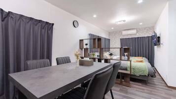 2 slaapkamers, een strijkplank/strijkijzer, beddengoed