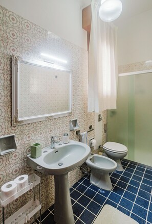 Doccia, asciugacapelli, bidet