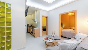 Un interior moderno con cocina, comedor y dormitorio.