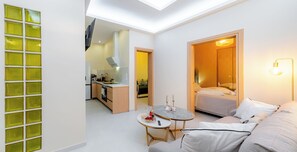 Een modern interieur met een keuken, een eethoek en een slaapkamer.