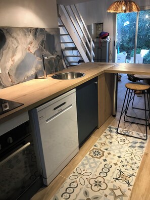Private kitchen - Vacation Villa Rental in Valras Plage 34 with terrace and garden (Valras-Plage)
