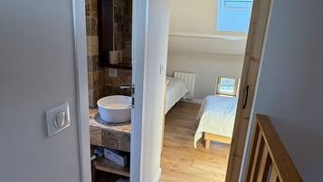4 chambres, fer et planche à repasser, draps fournis